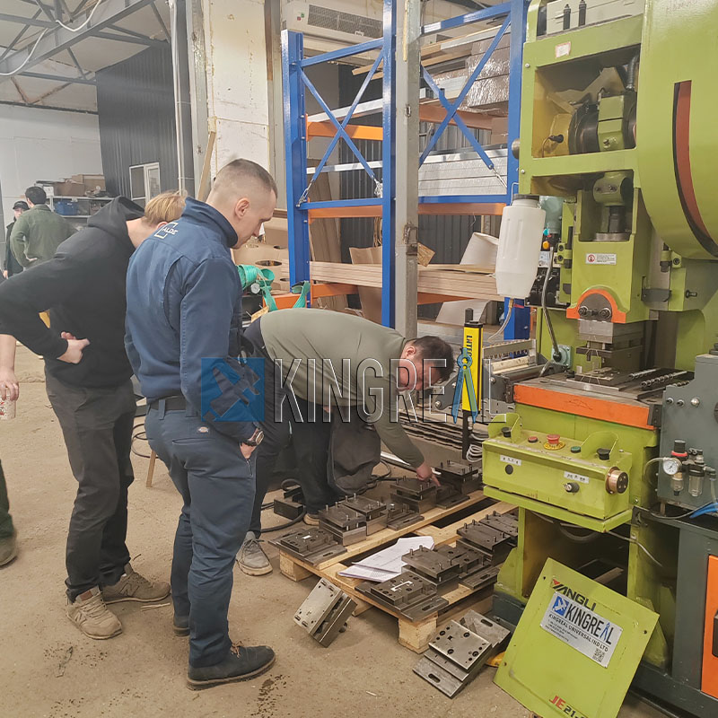 ОБОРУДОВАНИЕ по производству потолков грильято