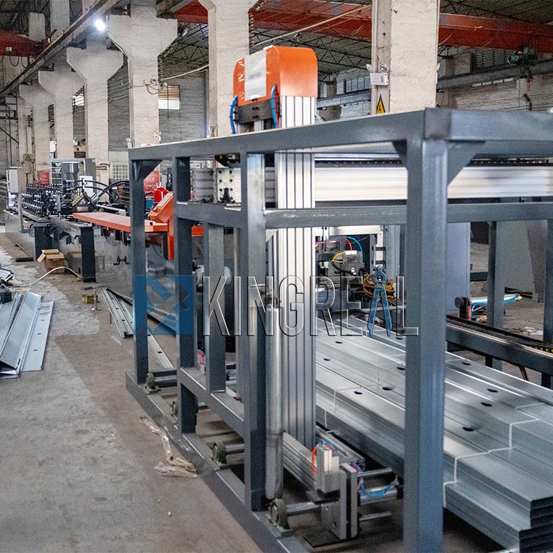 Машина для формирования рулонов металлических шпилек и гусениц