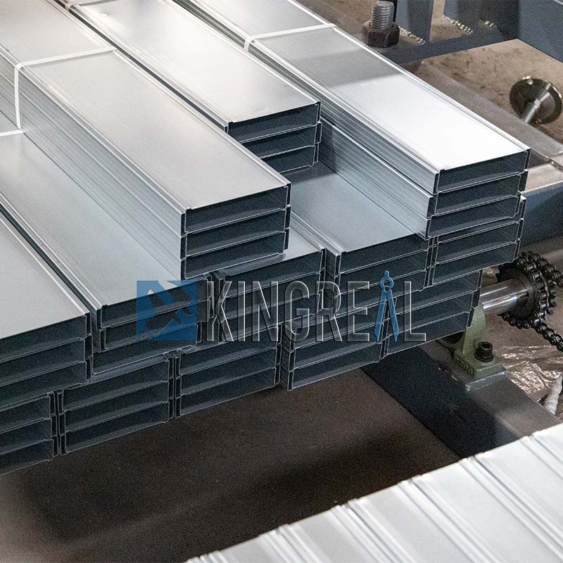 Машина для формирования рулонов металлических шпилек и гусениц